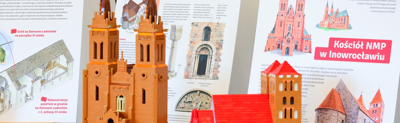 makiety z klocków na stole. W tle plansze z historią obiektów zbudowanych z klocków.
